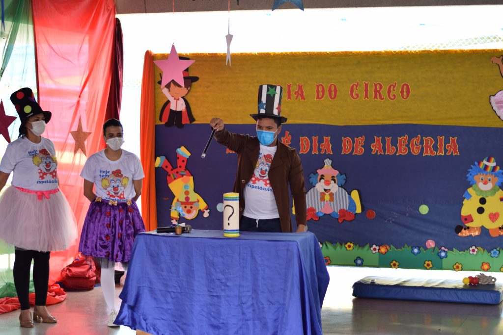 hoje tenho que apresentar o circo da escola, me desejem sorte