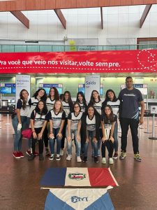 Alunas do Colégio Maria Montessori viajam para competir no Campeonato Brasileiro Escolar de Voleibol em Foz do Iguaçu